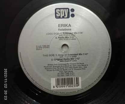 Erika - Relations